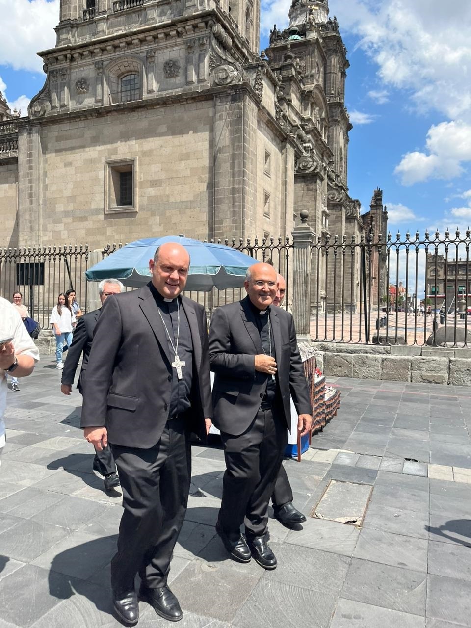 Cardenal José Tolentino recorre el Zócalo acompañado del Obispo Auxiliar Fco. Javier Acero Foto Siete24 Comunicaciones